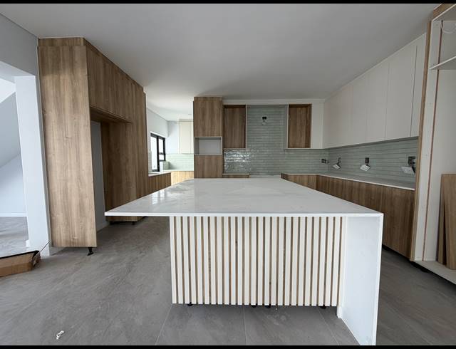 5 BEDROOM HOUSE FOR SALE IN SANDOWN